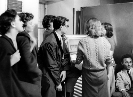 groupe de garçons devant un juke-box, 1968