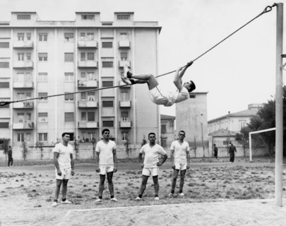 étudiants de l'académie navale dans un cours d'agilité, 1960-1970
