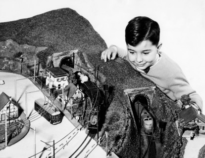 train électrique sur maquette et enfant, 1955