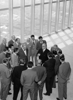 Le maire de Milan, Virgilio Ferrari, visite le gratte-ciel Pirelli, 1959