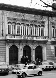 italie, lombardie, milan, étudiants en médecine devant l'institut de pathologie générale, 1964