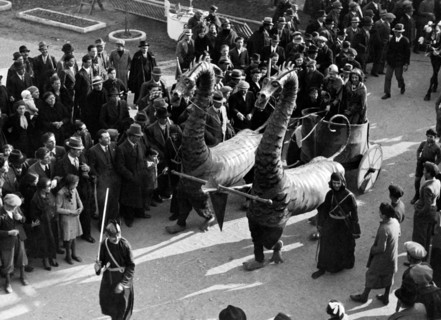 italie, emilia romagna, parade de chars au carnaval de salsomaggiore, 1953