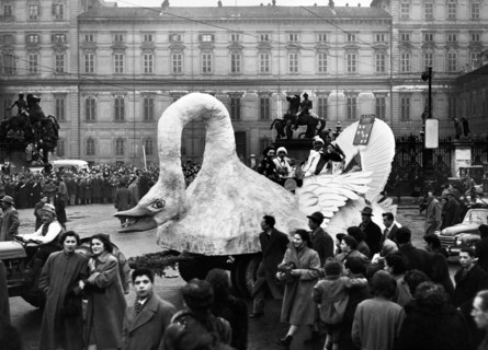 italie, piémont, chars allégoriques au carnaval de turin, 1953