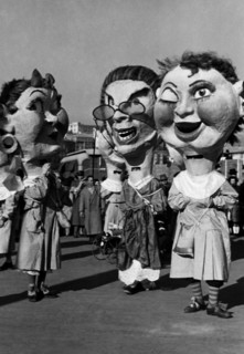 italie, ligurie, masques au carnaval de savone, 1953