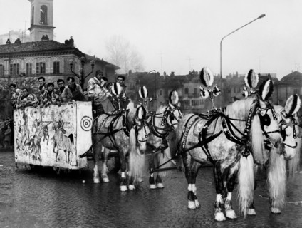 italie, piémont, chars au carnaval d'ivrea, 1965