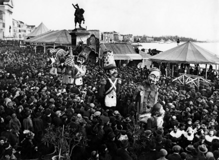 italie, veneto, carnaval sur la riva degli schiavoni à venise, 1930