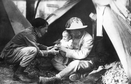 curieux mais peu crédible ce groupe posant devant l'objectif ; il s'agit probablement d'une photo faite pour la propragande, 1915-1918