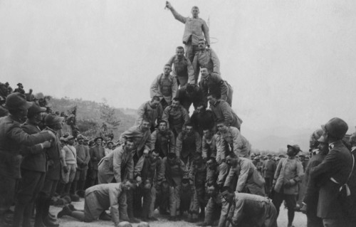 les "pyramides humaines" lors de la fête du statut organisée dans une brigade d'infanterie, vers 1916