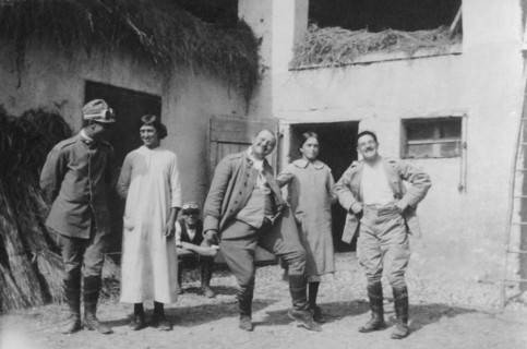 les atrocités de la guerre n'effacent pas totalement les moments de déplacement de la bonne humeur. 1915-1918