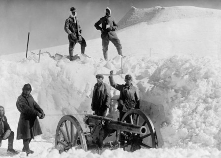 canon autrichien placé sur le "sommet plat" des ortles à plus de 3800 m, 1918