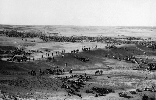 par le service photographique du commandement militaire de la tripolitaine une belle image de la colonne graziani en halte dans le sahara ibérique. 1915-40