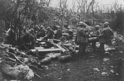 soldats projetant des obus de gros calibre dans une image réalisée par la section photographique du commandement suprême. 1917