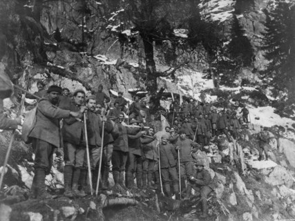 équipe de travail pour la construction d'une route militaire dans les montagnes, sur une photographie prise par le laboratoire photographique du commandement suprême. guerre 1915-18
