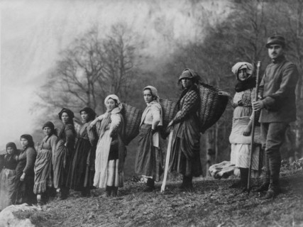 une image portant le cachet du laboratoire photographique du commandement suprême. elle documente les moments d'opérations pour l'approvisionnement en provisions et munitions d'une manière visuellemen...
