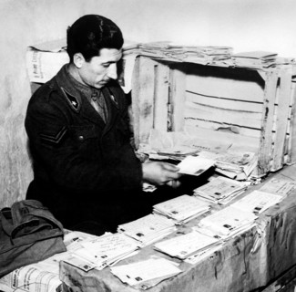 guerre, soldat triant le courrier militaire, 1943