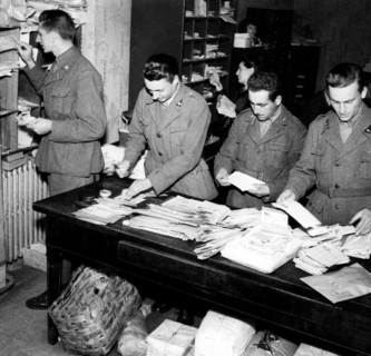 guerre, soldats triant le courrier militaire, 1943