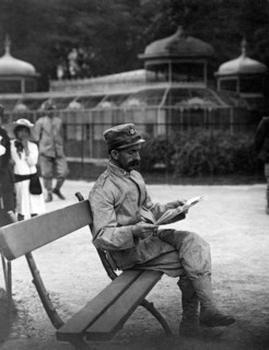 Soldat lisant un journal, 1915-18