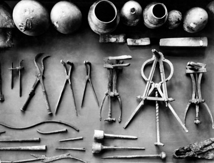 sciences, instruments chirurgicaux de pompei au musée de naples, 1920-1930