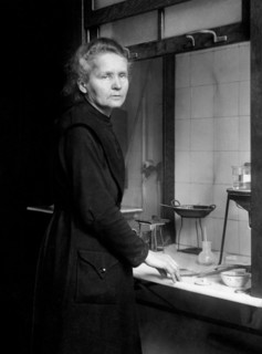 portrait de marie curie dans son atelier, 1953