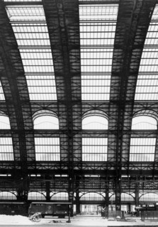 les arcs de soutènement de la gare centrale de milan, inaugurée en 1931 et conçue en 1906 dans le cadre de la réorganisation ferroviaire de la ville.