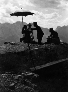 sur le col quaternà, à la frontière avec l'autriche, des mesures trigométriques sont effectuées. nous sommes en 1921, et le tracé des frontières n'est que le dernier acte d'une guerre atroce, 1921