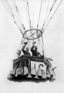 deux jeunes femmes "habillées en marinières" se saluent au moment du départ.

capitaine romeo frassinetti, cavalier giuseppe cobianchi, nacelle vers 1909
skieur 1800-1900
grèce, athènes, eleonora ...