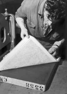 bureau de cartographie, exécution d'un moulage à partir d'une pierre lithographique, 1954