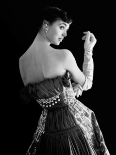 robe de cocktail en satin, novembre 1954