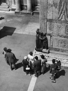 touristes au palais ducal de venise, 1955