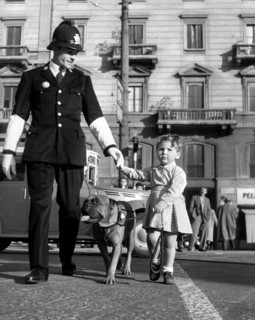milan, un policier aide une petite fille à traverser, 1967