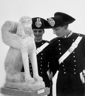 carabinieri à une exposition étrusque, 1955