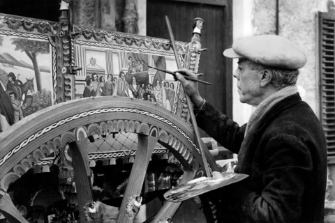 italie, sicile, un artiste peint une charrette sicilienne typique, 1957