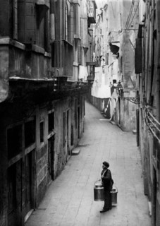 italie, veneto, venise, attente d'un panier dans une calle, 1910 1920
