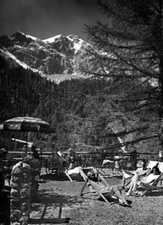solda, grand hotel solda, touristes au soleil devant le groupe d'ortles