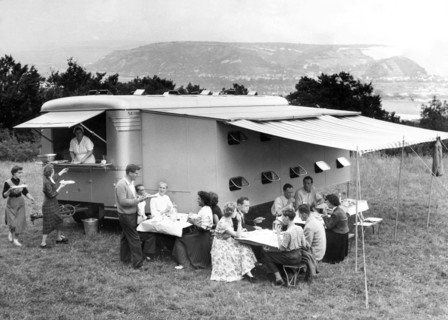 caravane avec lits superposés et installations, 1955