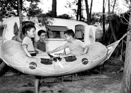 jouant sur le terrain de camping, 1956
