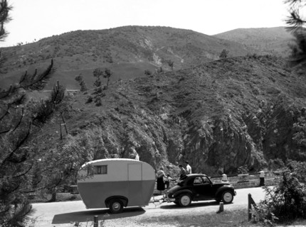 caravane "libellula" tirée par une fiat 500 topolino, 1953