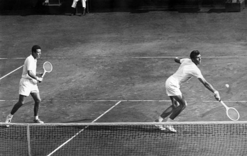 tennis, pietrangeli et sirola en compétition contre les anglais, 1958