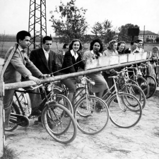 cyclistes à un passage à niveau, 1948