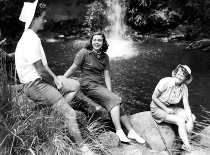 touristes en voyage dans les montagnes du dragon, 1954
