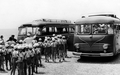 colonies marines, entraîneur et groupe d'enfants, 1952