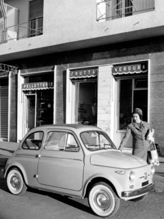automobiles, fiat 500 garées devant des magasins, 1959
