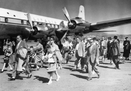 touristes à l'aéroport de ciampino, 1964