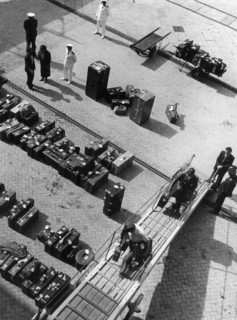 bagages attendant d'être chargés sur le navire, 1953