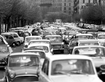rome, circulation dans la via dell'università, 1971