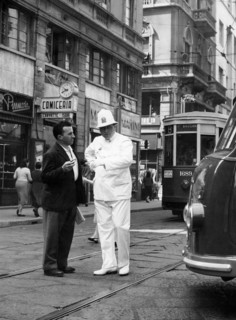 milan, via torino, agent de la circulation, 1954
