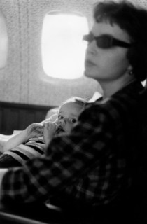 mère et enfant sur un vol commercial, 1964