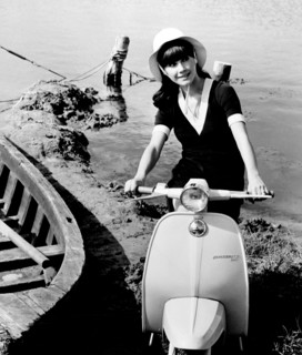 scooter, vespa 50 et modèle au lac, 1967