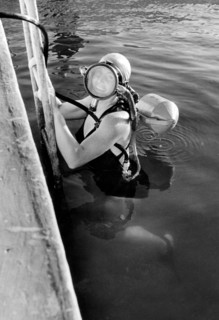 sport, plongeur sous-marin avec appareil respiratoire glissant en émersion, 1952