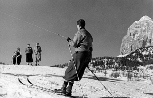 europe, italie, veneto, dolomites, cortina d'ampezzo, jeune homme sur le téléski, 1951